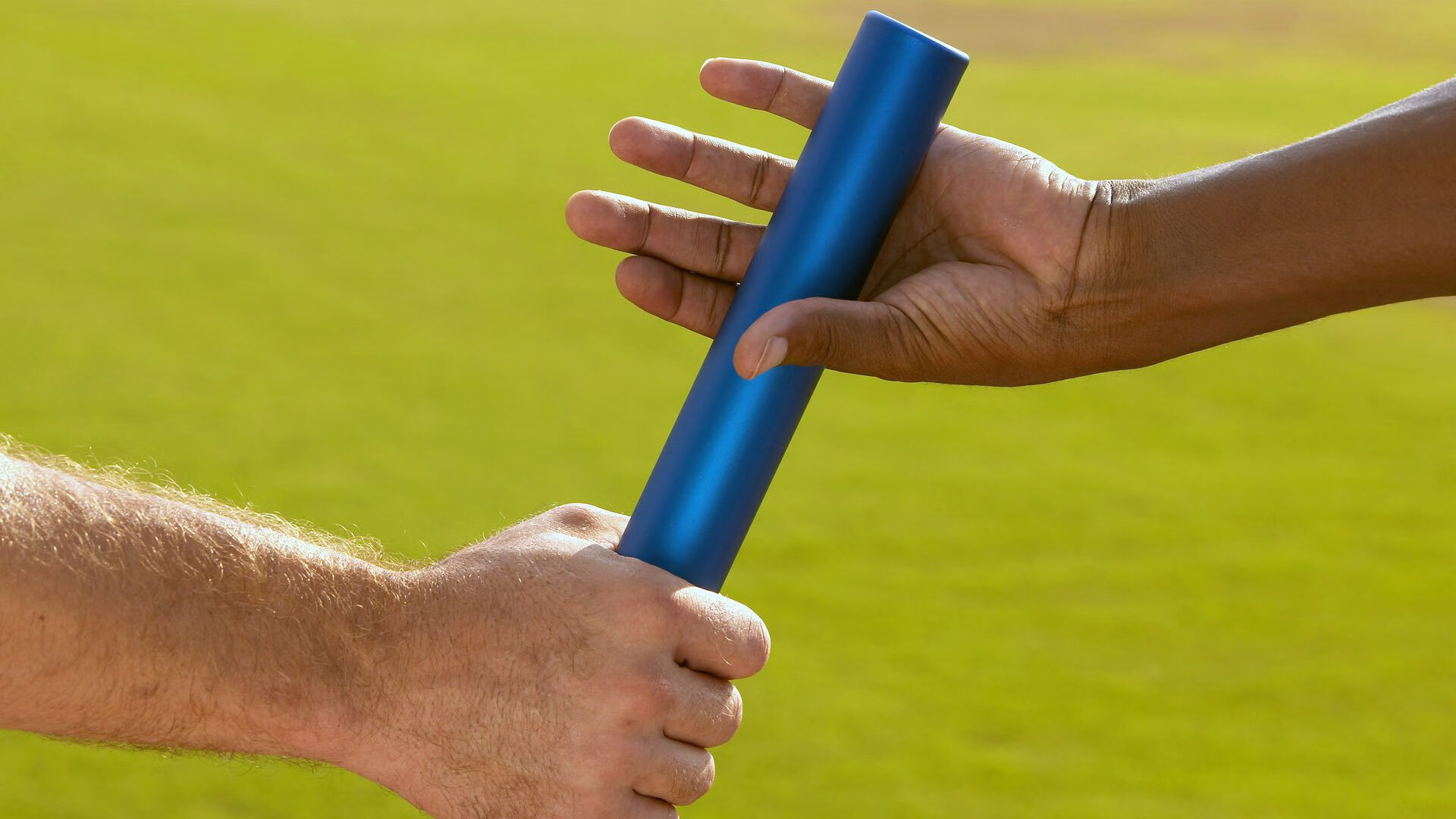 历史性时刻：首次在湿滑赛道中夺冠